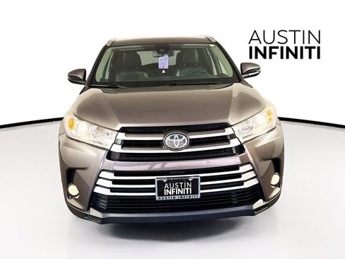 Used 2018 Toyota Highlander XLE FWD image 2