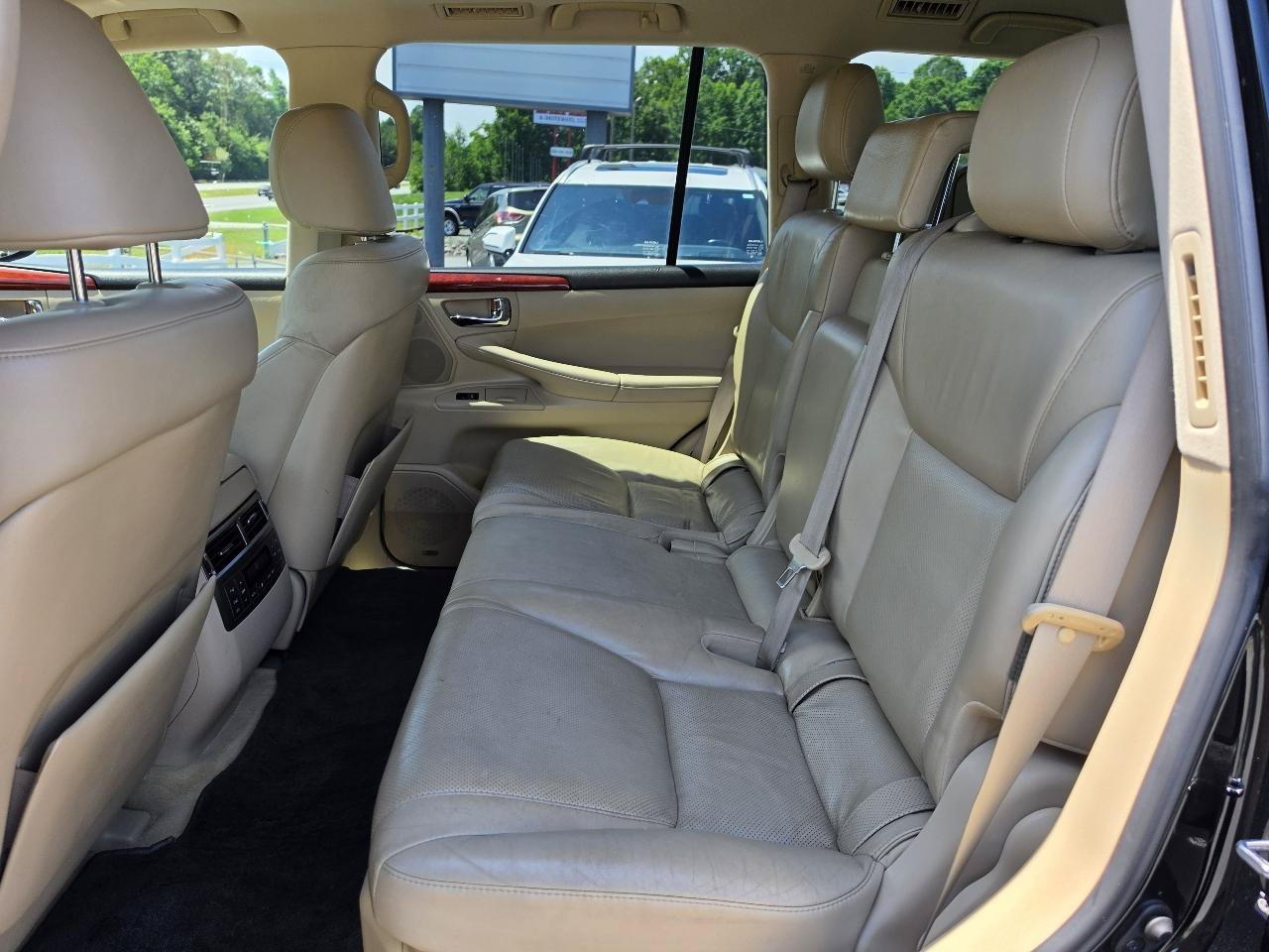 Used 2009 Lexus LX 570 4WD w/ Preferred Accessory Pkg image 4