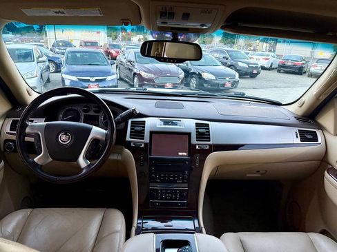 Used 2010 Cadillac Escalade Premium image 11