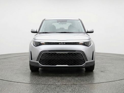 Used 2025 Kia Soul LX w/ LX Technology Package FWD image 2