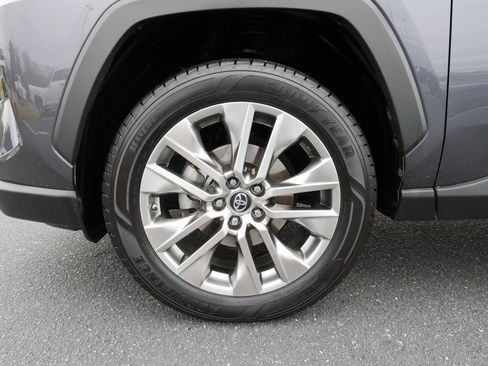 Used 2019 Toyota RAV4 XLE Premium image 14