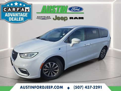 Certified 2022 Chrysler Pacifica Touring-L w/ Uconnect Theater Family Group image 1