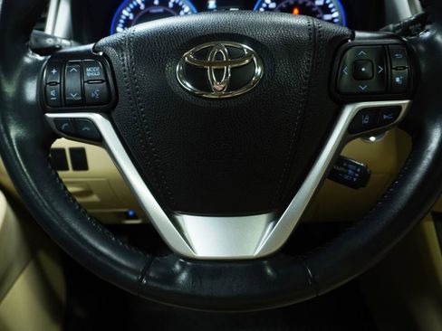 Used 2019 Toyota Highlander XLE AWD/4WD image 19