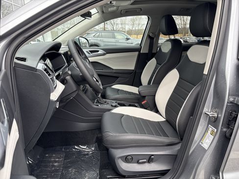 New 2025 Volkswagen Taos SEL image 15