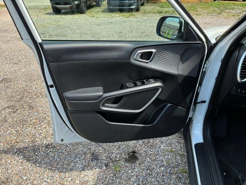 Used 2025 Kia Soul LX w/ LX Technology Package FWD image 15