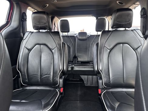 Used 2025 Chrysler Pacifica Limited FWD image 13