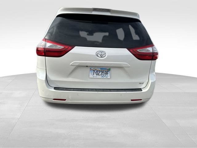 Used 2019 Toyota Sienna XLE w/ XLE Navigation Package FWD image 12