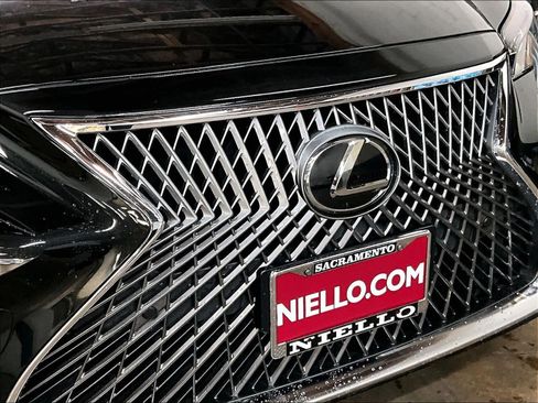 Used 2018 Lexus LS 500 w/ Accessory Package (Z1) image 32