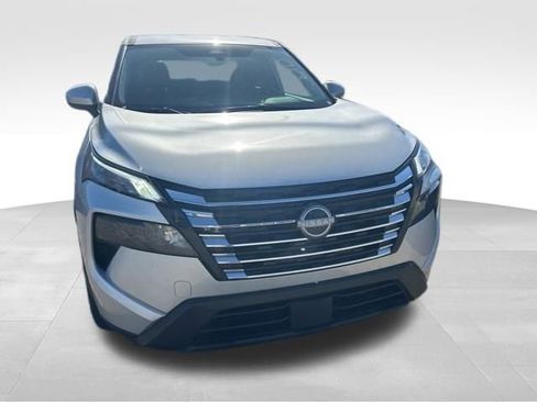 Used 2025 Nissan Rogue SV image 3