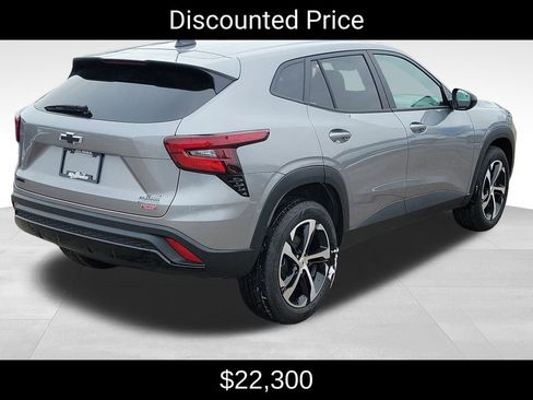 Used 2025 Chevrolet Trax RS image 3