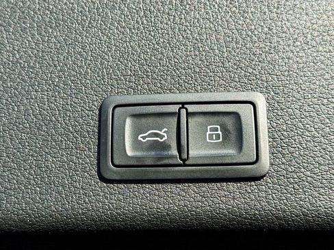 Used 2019 Audi e-tron Prestige w/ Prestige Package image 35