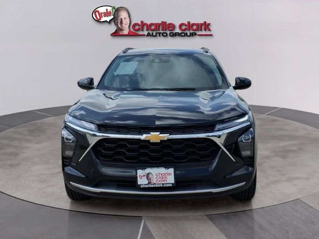 Used 2025 Chevrolet Trax LT FWD image 9