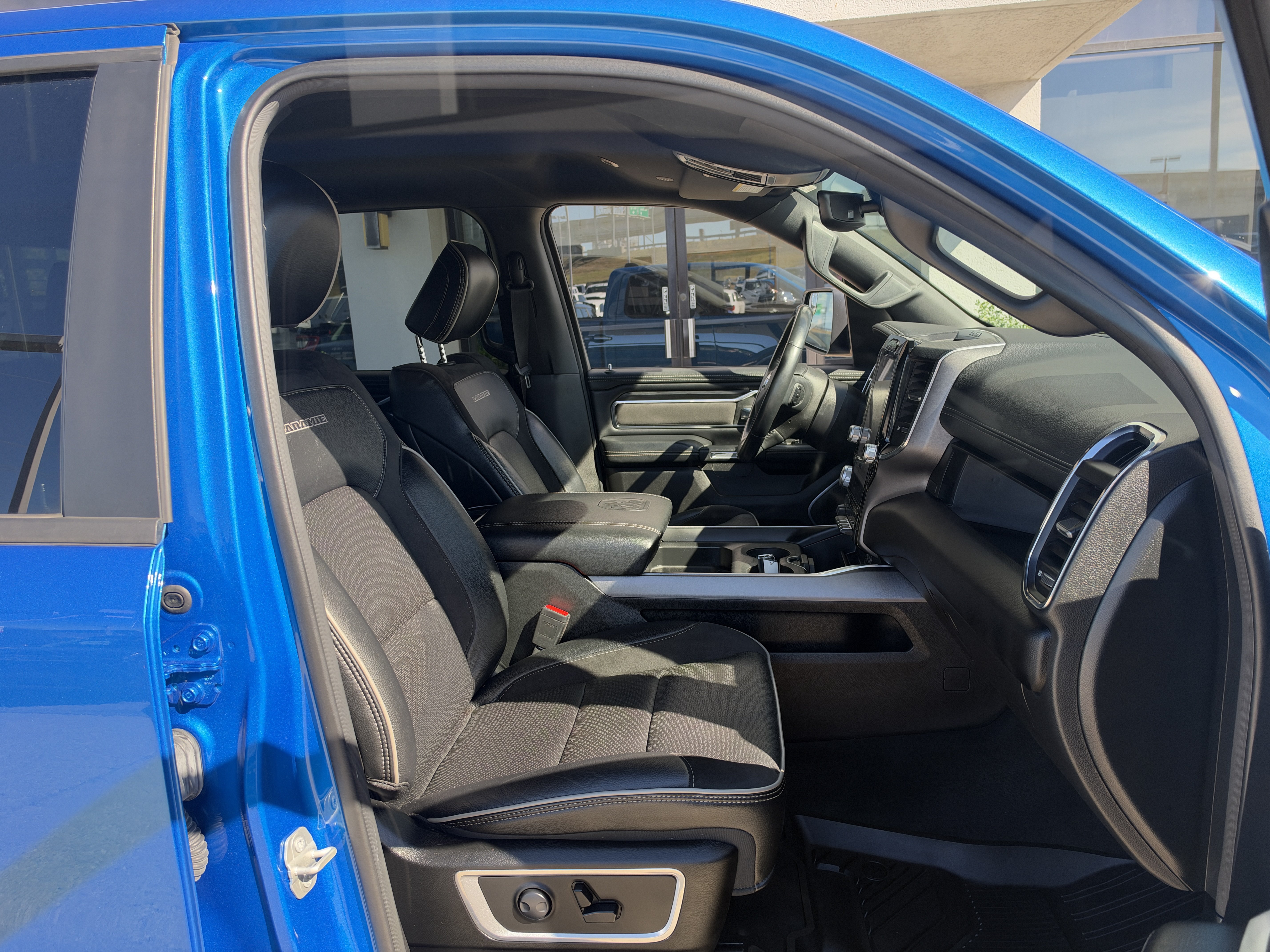 Used 2024 RAM 1500 Laramie AWD/4WD image 24