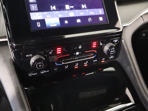 Used 2024 Jeep Grand Cherokee L Laredo image 7