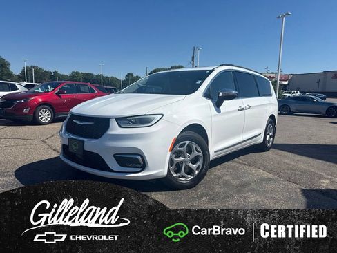 Used 2023 Chrysler Pacifica Limited w/ Trailer Tow Group AWD/4WD image 1