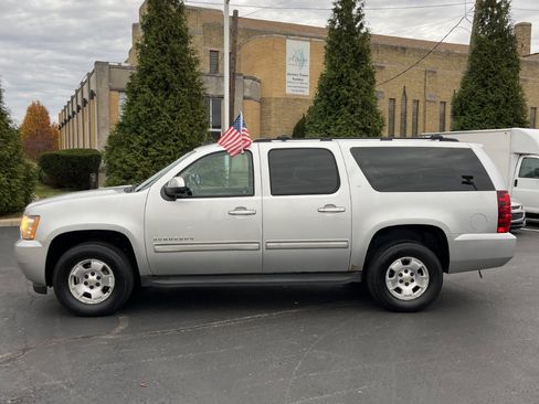 Used 2011 Chevrolet Suburban LT image 4