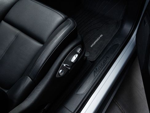 Certified 2025 Porsche Macan AWD/4WD image 38