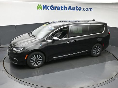 Used 2022 Chrysler Pacifica Limited w/ Uconnect Theater Family Group FWD image 21