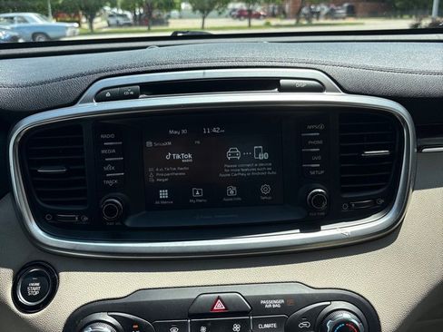 Used 2017 Kia Sorento EX image 20
