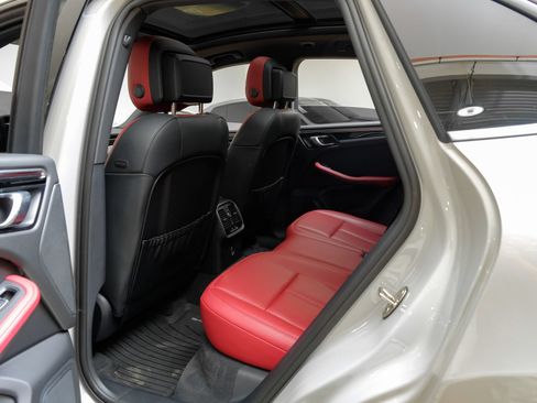 Used 2024 Porsche Macan AWD/4WD image 40