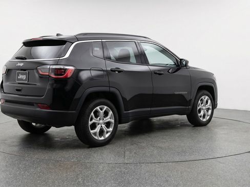Used 2025 Jeep Compass Latitude image 9