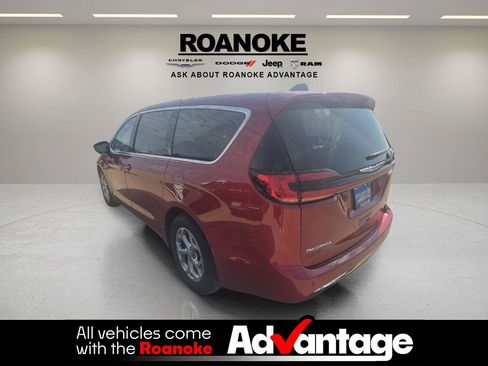 Used 2024 Chrysler Pacifica Limited w/ Uconnect Theater Family Group image 6