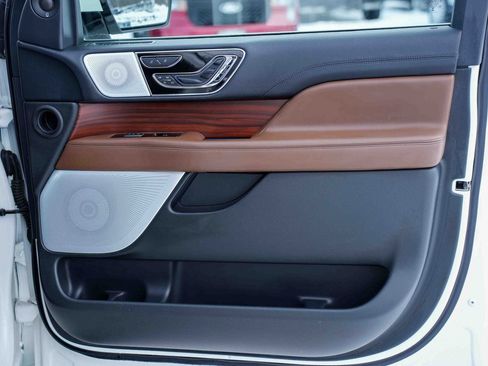 Used 2024 Lincoln Navigator Reserve image 19