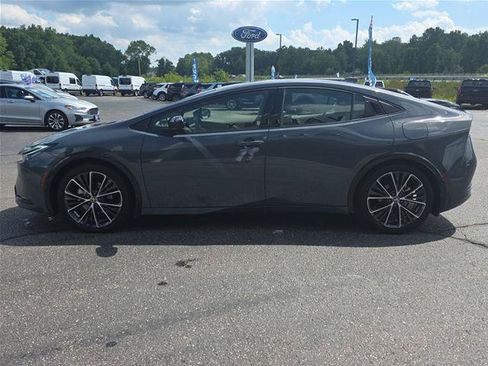 Used 2025 Toyota Prius XLE AWD/4WD image 4
