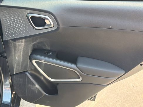Used 2025 Kia Soul LX w/ LX Technology Package FWD image 16