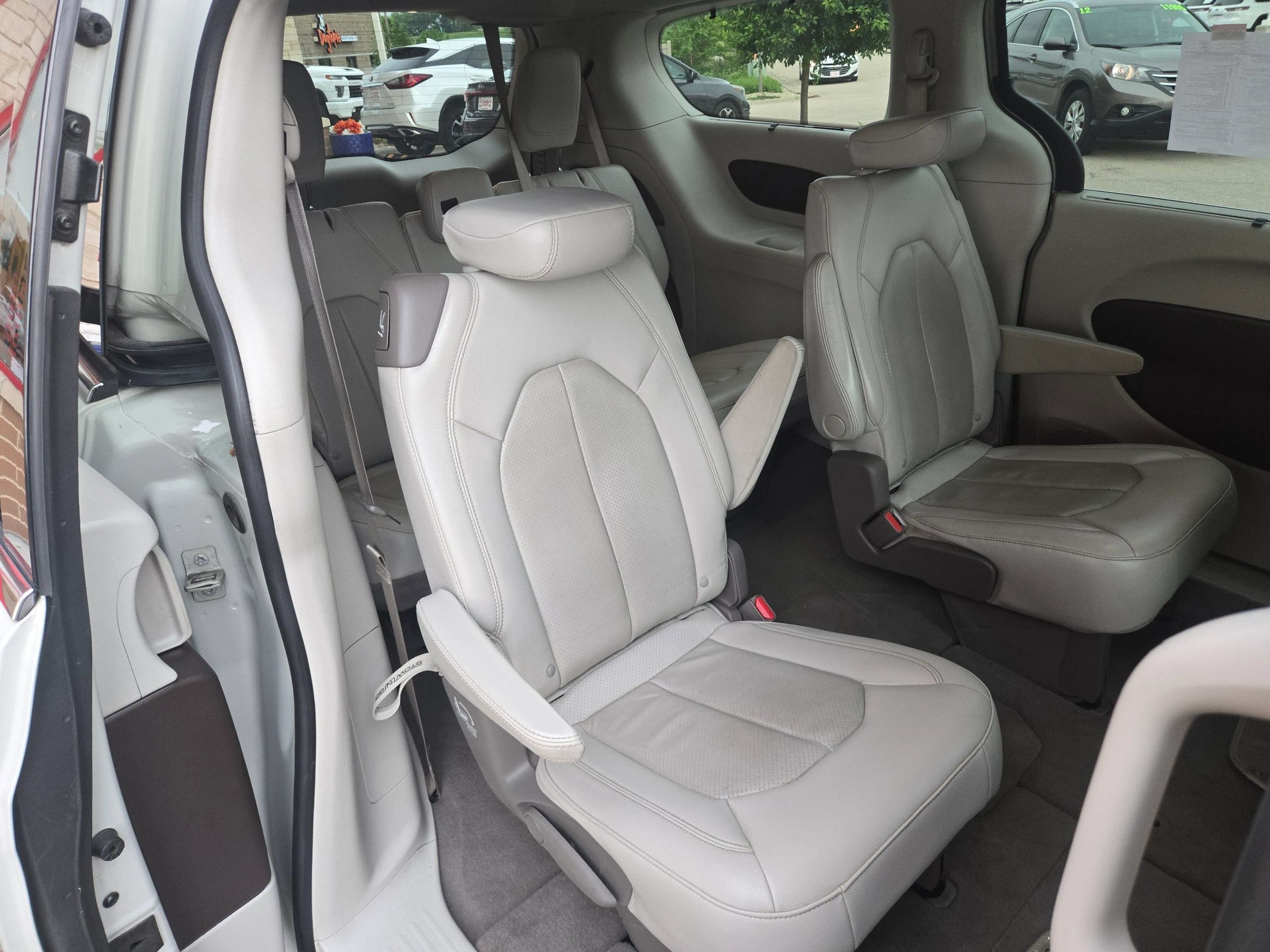 Used 2021 Chrysler Pacifica Touring-L FWD image 8