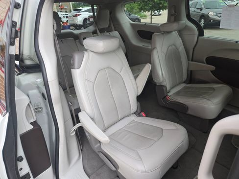 Used 2021 Chrysler Pacifica Touring-L FWD image 8
