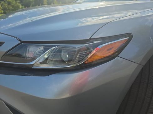 Used 2019 Toyota Camry SE w/ Convenience Package FWD image 29