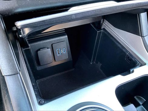 Used 2020 Ford Explorer XLT image 32