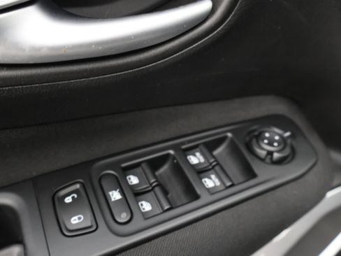 Used 2019 Jeep Renegade Latitude AWD/4WD image 38