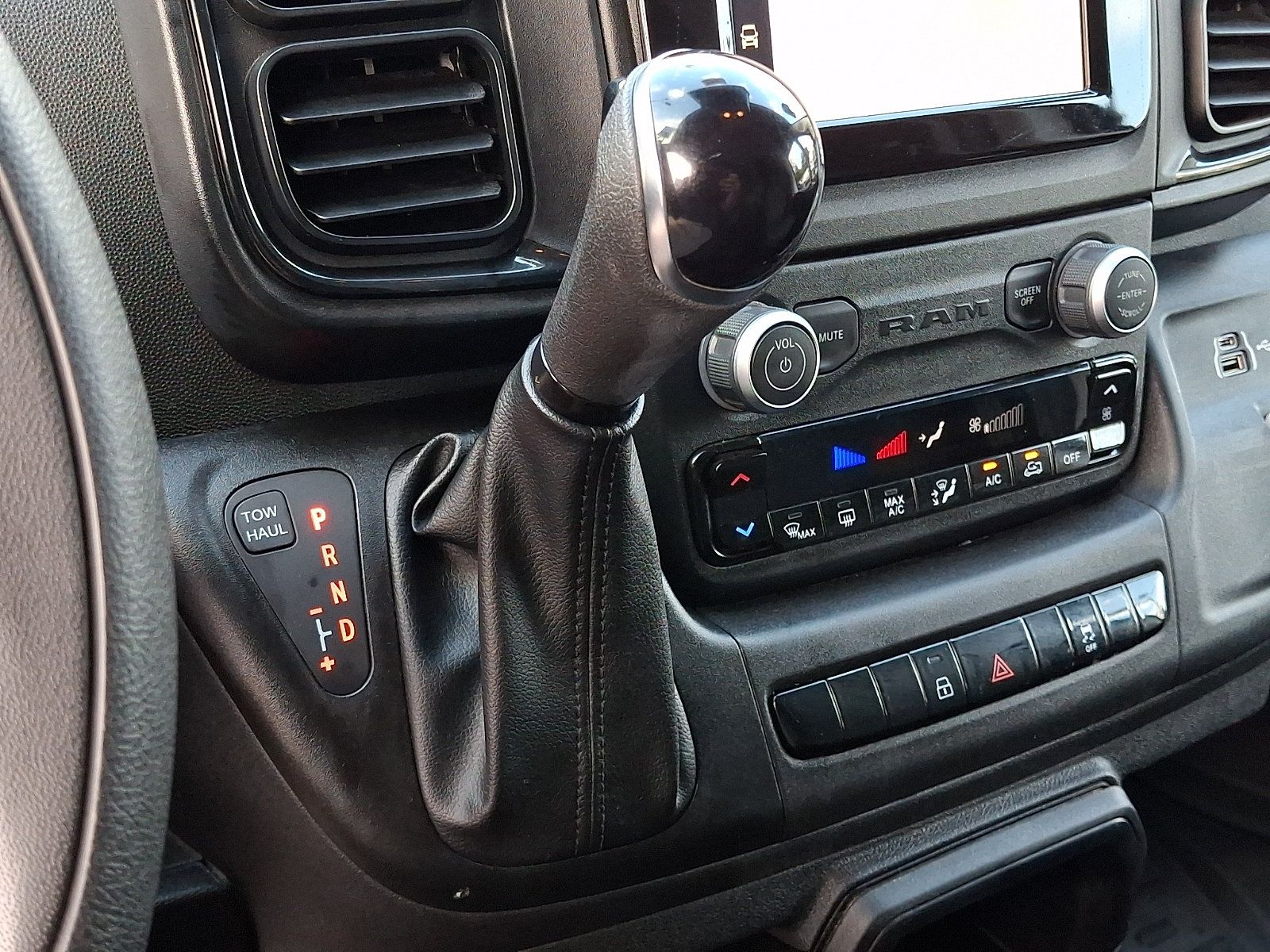 Used 2025 RAM ProMaster 2500 w/ U-Haul Equipment Group FWD image 16