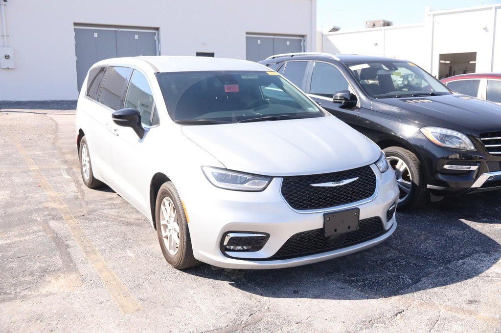 Used 2026 Chrysler Pacifica Select FWD image 1