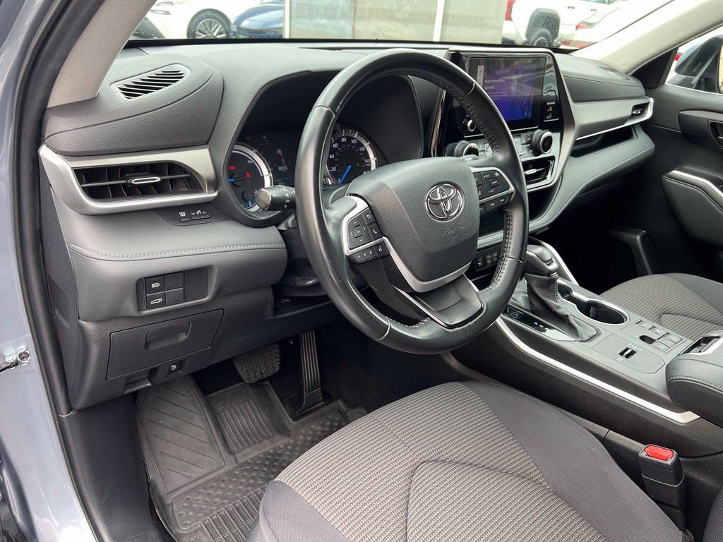 Used 2023 Toyota Highlander LE AWD/4WD image 15