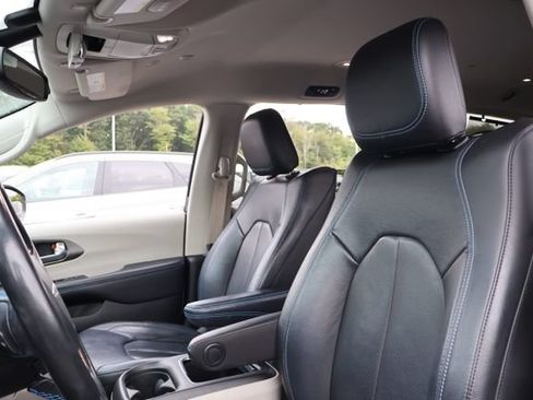 Used 2021 Chrysler Pacifica Touring-L w/ Uconnect Theater Family Group AWD/4WD image 11