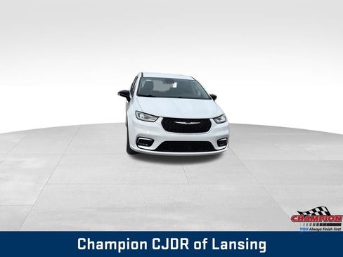 Used 2024 Chrysler Pacifica Touring-L image 8