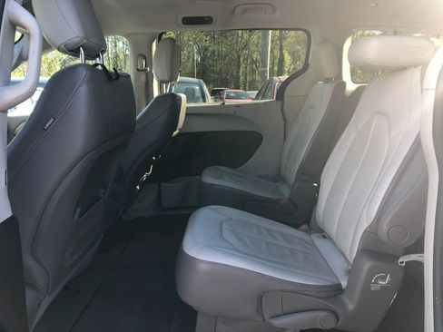 Used 2017 Chrysler Pacifica Touring-L image 16