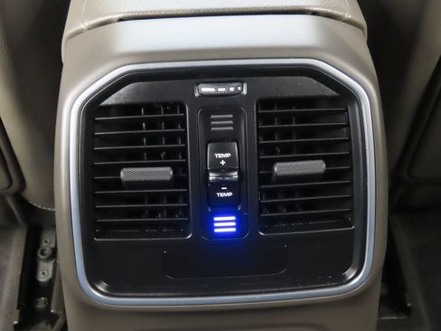 Certified 2025 Porsche Macan AWD/4WD image 33