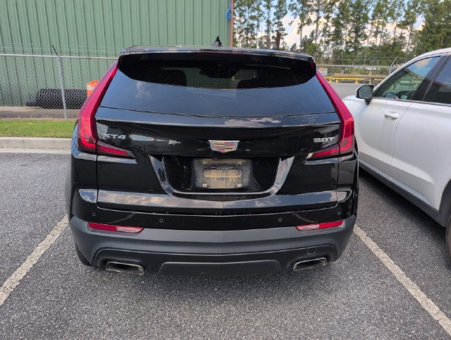 Used 2019 Cadillac XT4 Luxury w/ Cold Weather Package FWD image 3