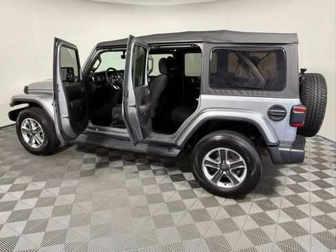 Used 2019 Jeep Wrangler Unlimited Sahara image 6