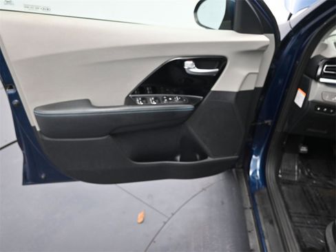 Used 2020 Kia Niro LXS image 17