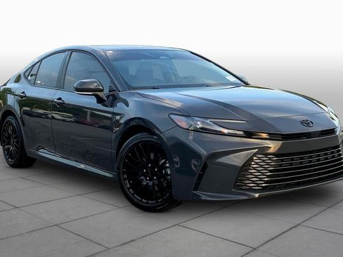 Used 2025 Toyota Camry LE image 3