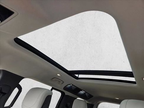 Used 2024 Land Rover Defender 110 SE image 14