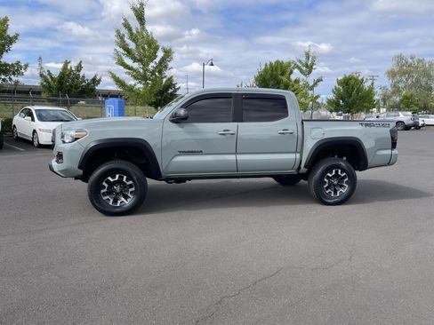 Used 2022 Toyota Tacoma TRD Off-Road w/ Technology Package AWD/4WD image 2