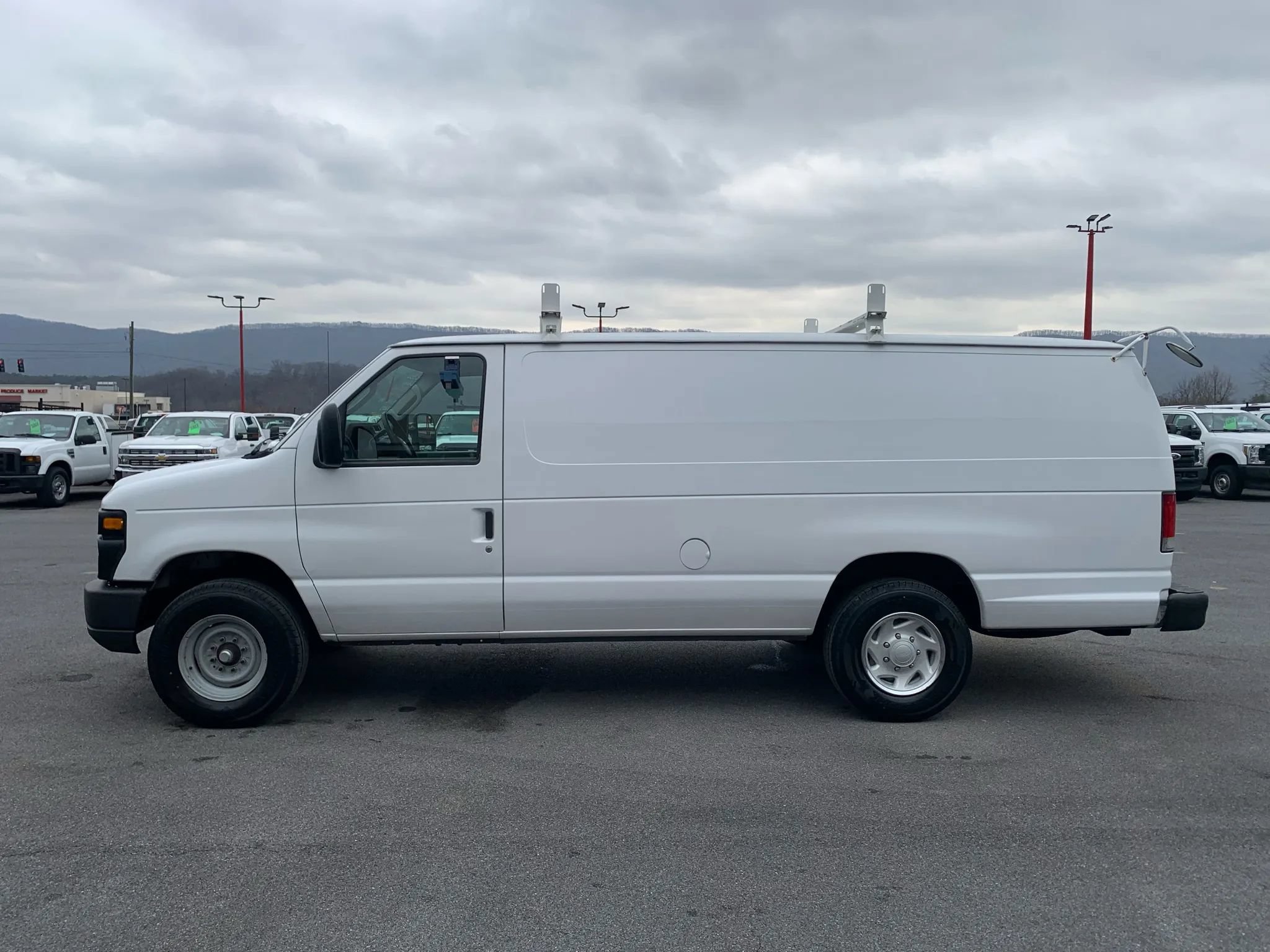 Used 2014 Ford E-350 and Econoline 350 Extended Super Duty w/ Insulation Package RWD image 5