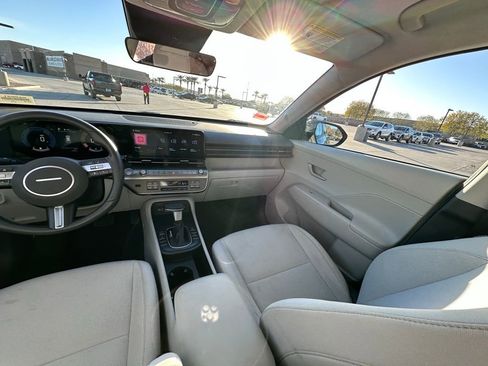 Used 2025 Hyundai Kona SEL image 8