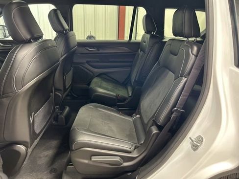 Used 2024 Jeep Grand Cherokee L Altitude AWD/4WD image 17